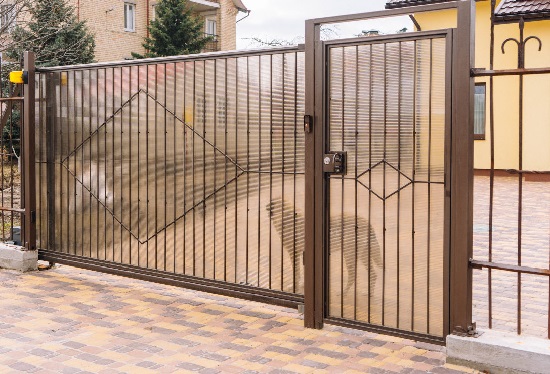 Купить ворота из профлиста с элементами ковки, с металлическими столбами в рамке или под дерево в находке от 156720 руб